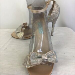 BLUE BY BETSEY JOHNSON WOMEN GWEN CHAMP SATN RHINESTONE ANKLE STRAP SANDALS 8.5